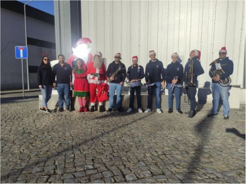 Sobral no Natal - Visita do Pai Natal e a sua Duende andaram pelas ruas da Vila e aldeias da Nossa Freguesia e levaram sorrisos, m&uacute;sica, anima&ccedil;&atilde;o e o verdadeiro Esp&iacute;rito do Natal, tamb&eacute;m acompanhado tamb&eacute;m pela Charanga West Band 